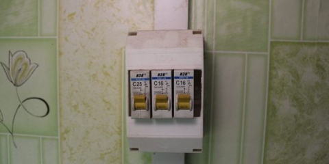 Ať žije bezpečnost!». Nebo oprava elektroinstalace v bytě z 20. Století